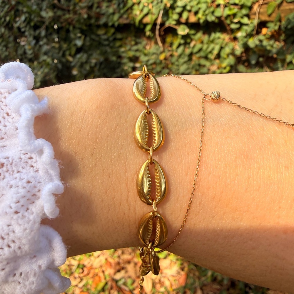 Gold cowrie shell bracelet, sea witch jewelry, jewellery gifts, mermaid jewelry - Picture 3 of 7